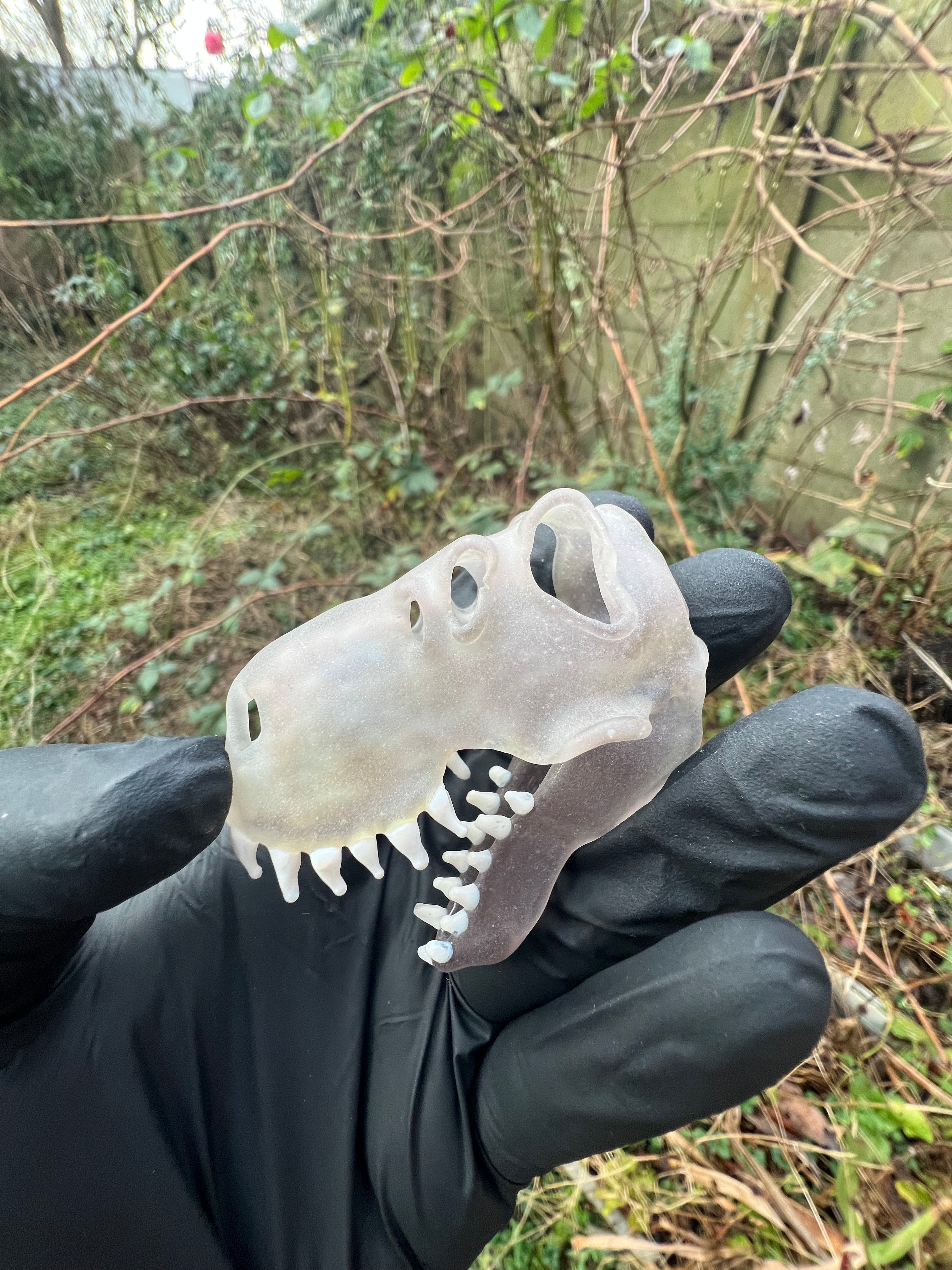 T-rex UV skull pendy